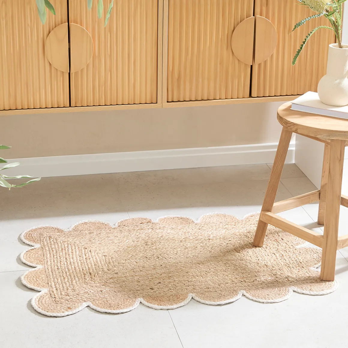Aria Scalloped Natural/White Jute Indoor Mat